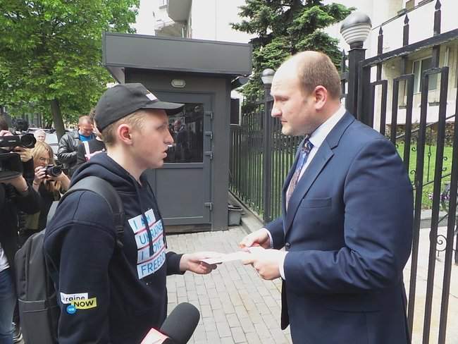 Do you remember?: активисты в Киеве пришли под европейские посольства, чтобы напомнить об узниках Кремля 17