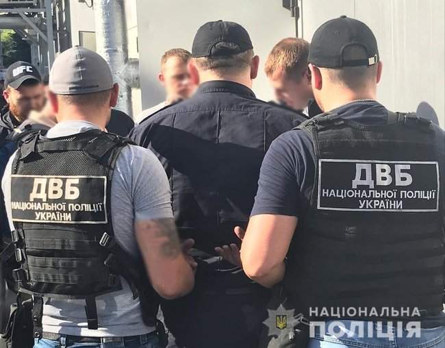 Двух полицейских Одессы и Николаева задержали за взяточничество. Одного из них прямо на плацу, - Нацполиция 05