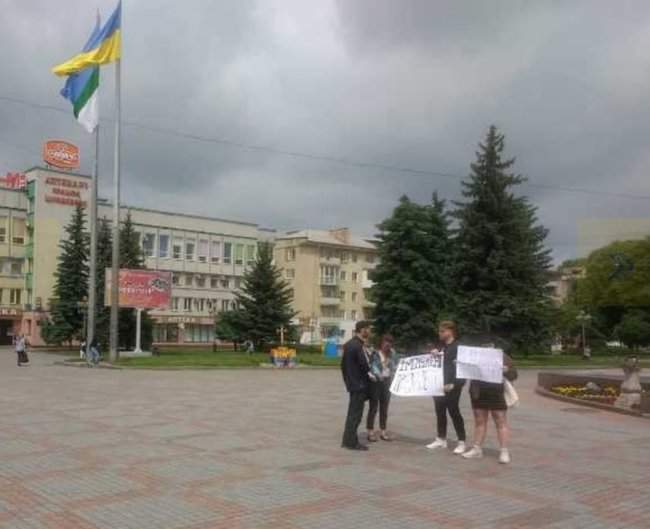 Двое ривненцев вышли в центр города с плакатами за импичмент Зеленского, их забрала полиция 01