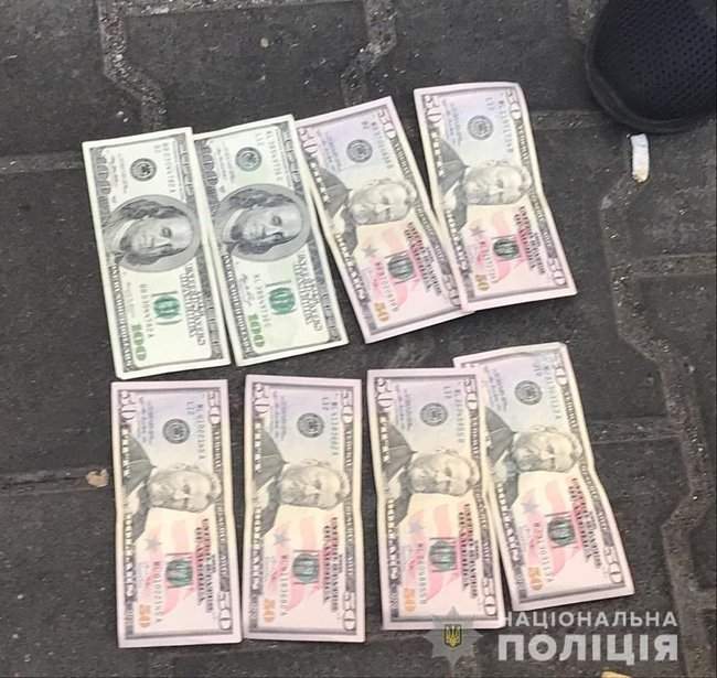 Двух полицейских Одессы и Николаева задержали за взяточничество. Одного из них прямо на плацу, - Нацполиция 03