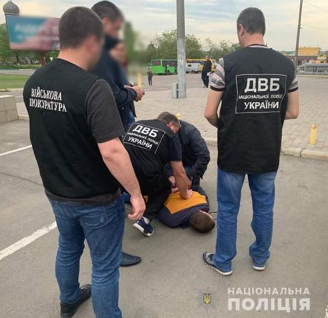 Двух полицейских Одессы и Николаева задержали за взяточничество. Одного из них прямо на плацу, - Нацполиция 01