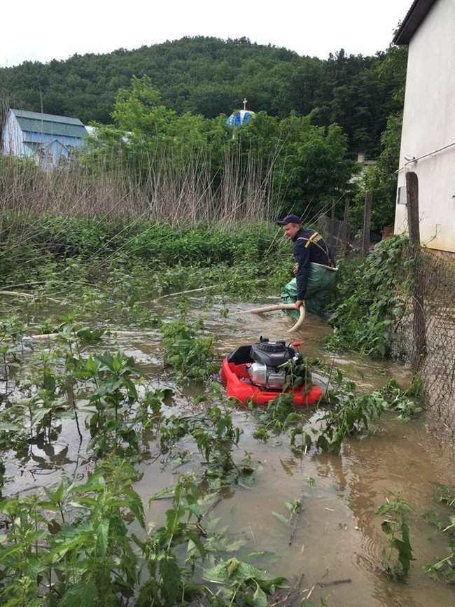 Уровень воды в Закарпатской и Ивано-Франковской областях спадает, подтоплений домов уже нет, - ГСЧС 03