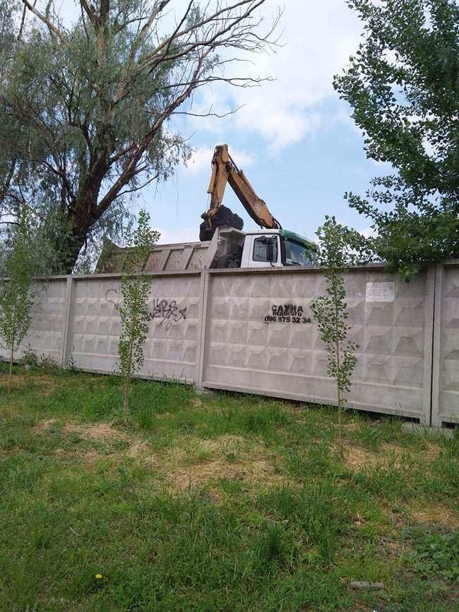 Золотоотвал на Позняках: вредный для здоровья золошлак с Дарницкой ТЭС перевозят в открытых самосвалах через весь Киев 02