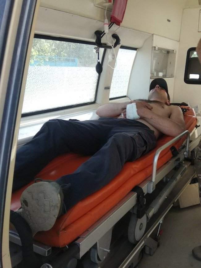 На КПВВ Гнутово пограничники оказали помощь мужчине, раненому при побеге с блокпоста наемников РФ 02
