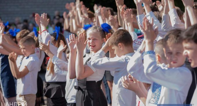 Міський голова Кам’янського привітав випускників школи № 22 з останнім дзвоником
