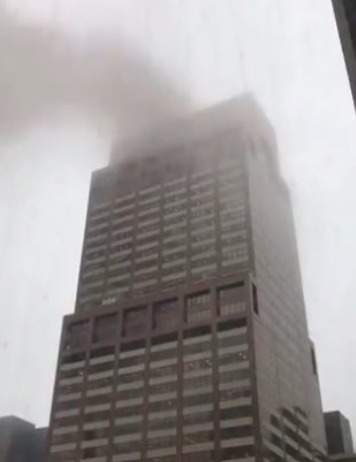 Вертолет упал на крышу небоскреба в Нью-Йорке и загорелся, пилот погиб 01