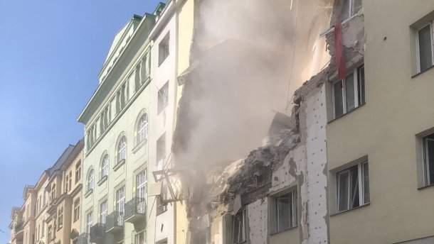 Вследствие мощного взрыва в Вене на прохожих обрушилась часть пятиэтажного дома: травмированы 10 человек 01