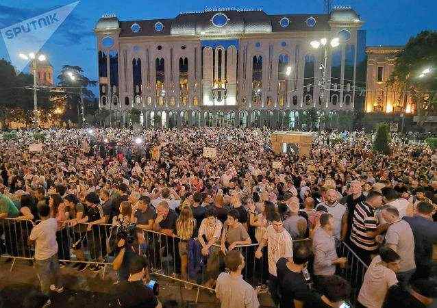 В Грузии продолжаются протесты, хотя власти пообещали изменить систему выборов в парламент 02