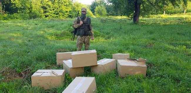 На Буковине пограничники помешали контрабанде в Румынию 16 тыс. пачек сигарет 03