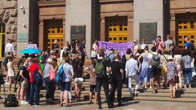 Акция в защиту кинотеатра Киев прошла под КГГА: Кличко передали обращение 12