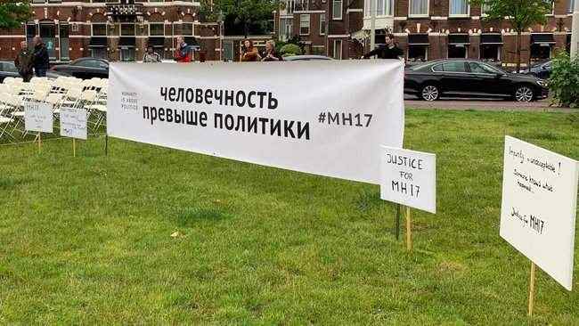 Если вы молчите, то не можете называть себя великой нацией, - родственники жертв крушения МН-17 пикетировали посольство России в Гааге 02