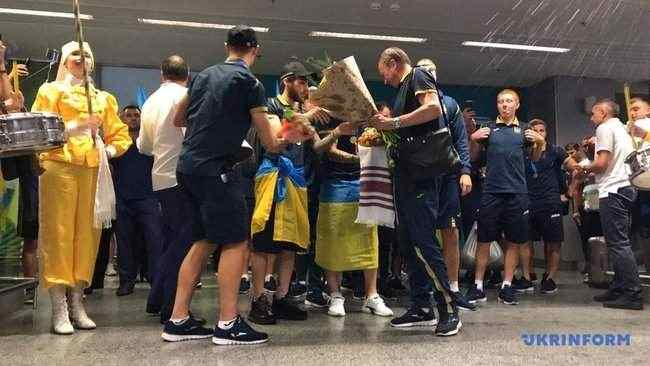 В Борисполе болельщики встретили чемпионов мира - футбольную сборную Украины U-20 12