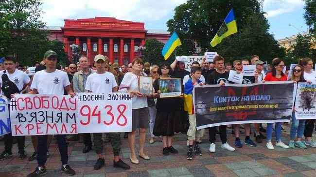 Марш за освобождение заложников Кремля проходит в Киеве, к власти выдвинули ряд требований 01