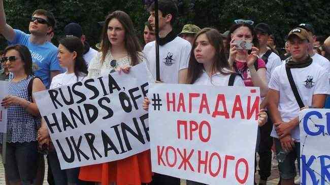 Марш за освобождение заложников Кремля проходит в Киеве, к власти выдвинули ряд требований 03