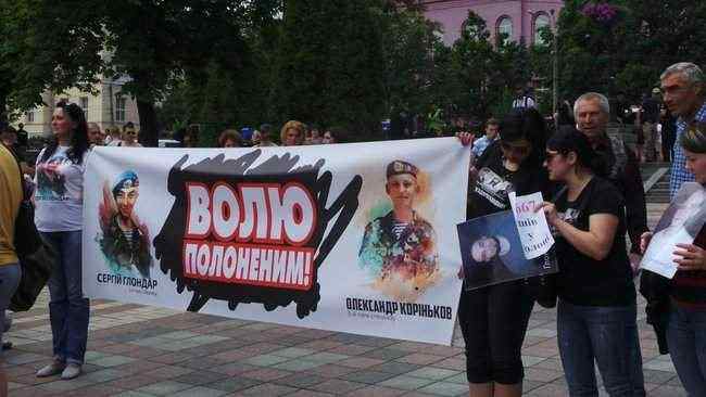Марш за освобождение заложников Кремля проходит в Киеве, к власти выдвинули ряд требований 04