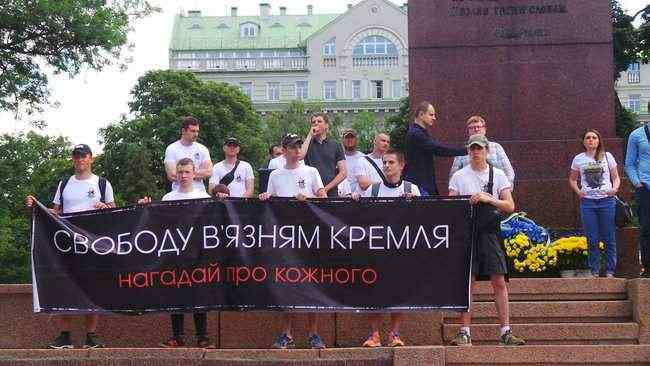 Марш за освобождение заложников Кремля проходит в Киеве, к власти выдвинули ряд требований 05