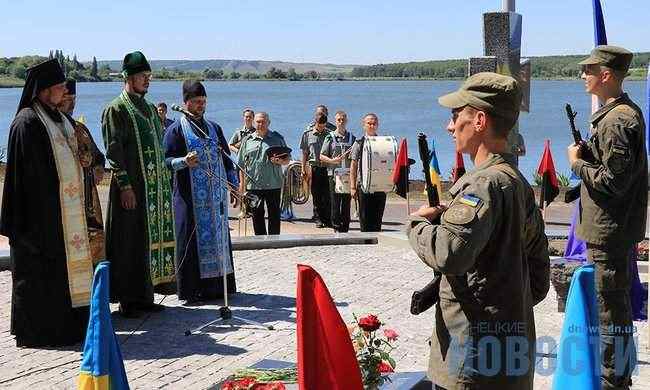 Памятный знак погибшим в 2014 году украинским воинам установлен под Славянском 03