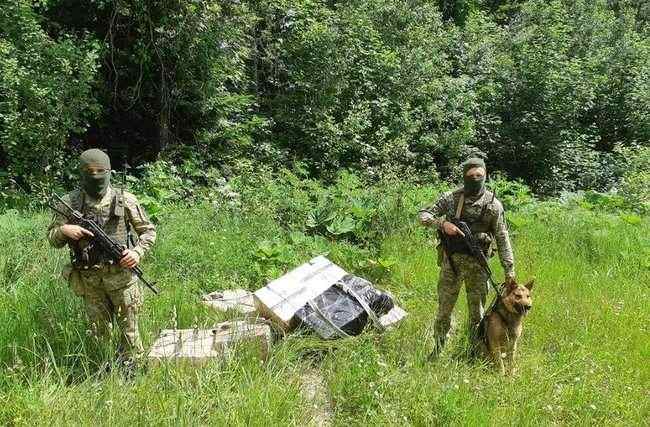 На Буковине пограничники помешали контрабанде в Румынию 16 тыс. пачек сигарет 01