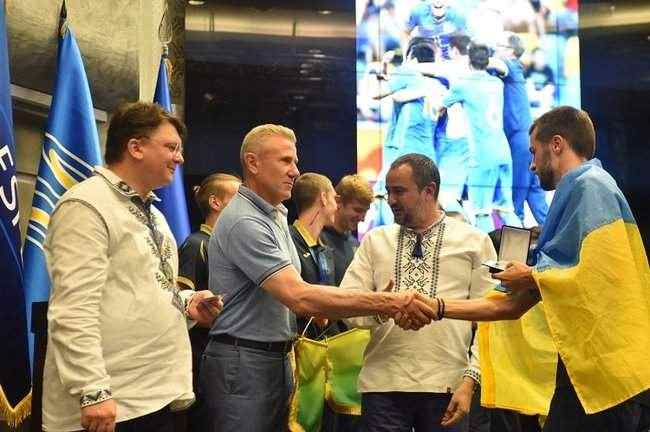 Желаю вам не зазнаваться и работать дальше, - министр молодежи и спорта Жданов о победе футбольной сборной Украины U-20 01