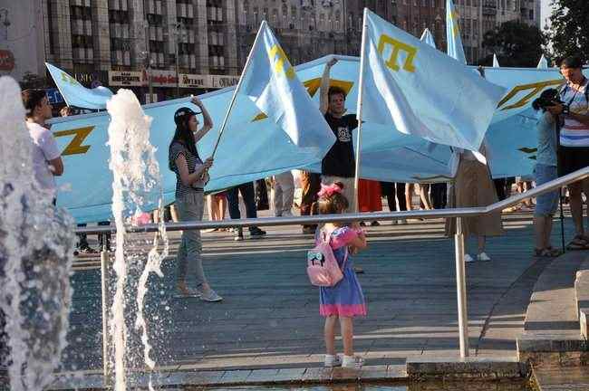 Праздничные мероприятия в честь дня крымскотатарского флага прошли в Киеве 01