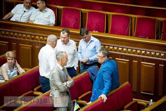 Рисунки Мороко и рука Звягильского на колене Савченко, - день работы ВР 18 июня 02