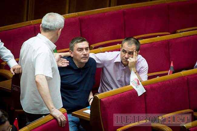 Рисунки Мороко и рука Звягильского на колене Савченко, - день работы ВР 18 июня 03
