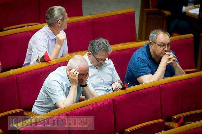 Рисунки Мороко и рука Звягильского на колене Савченко, - день работы ВР 18 июня 04