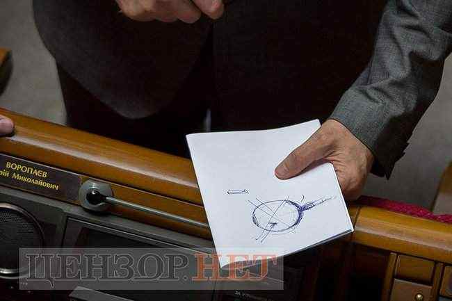 Рисунки Мороко и рука Звягильского на колене Савченко, - день работы ВР 18 июня 09