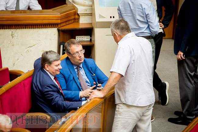 Рисунки Мороко и рука Звягильского на колене Савченко, - день работы ВР 18 июня 10