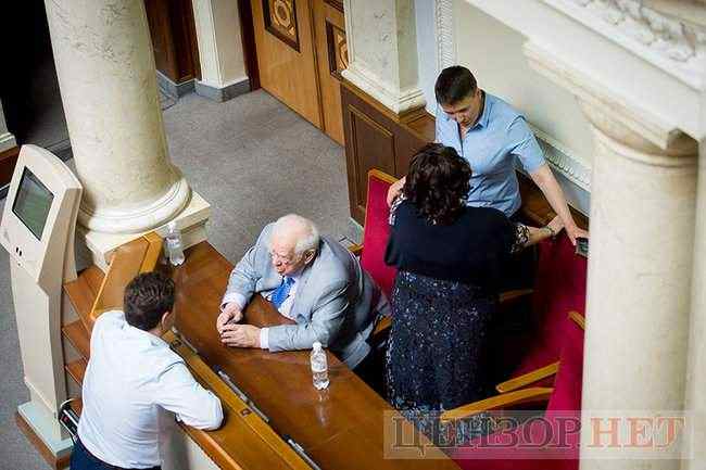 Рисунки Мороко и рука Звягильского на колене Савченко, - день работы ВР 18 июня 13