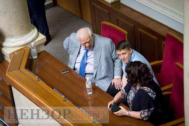 Рисунки Мороко и рука Звягильского на колене Савченко, - день работы ВР 18 июня 14