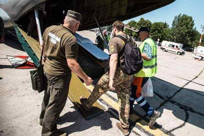 Авиация Нацгвардии эвакуировала в Киев девять раненых бойцов Азова 04