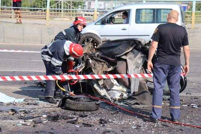 Жуткое ДТП в Киеве: Возле Ocean Plaza столкнулись Skoda и Chevrolet - погибли четыре человека 02