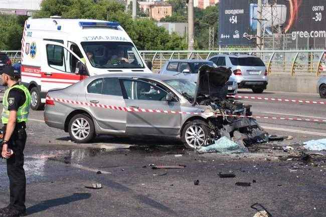 Жуткое ДТП в Киеве: Возле Ocean Plaza столкнулись Skoda и Chevrolet - погибли четыре человека 03