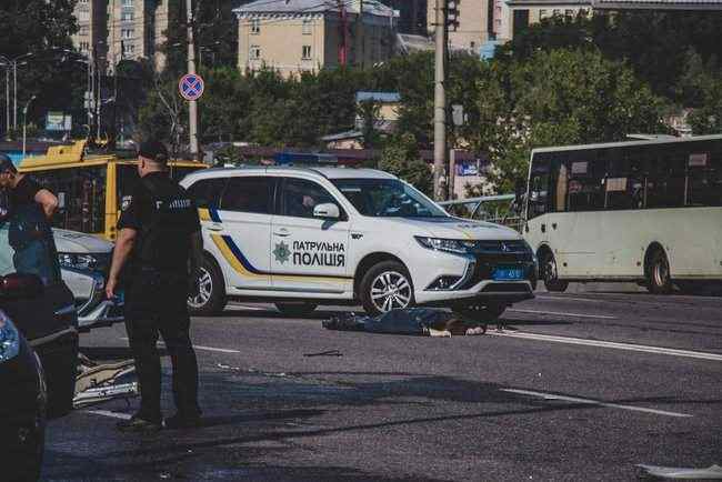 Жуткое ДТП в Киеве: Возле Ocean Plaza столкнулись Skoda и Chevrolet - погибли четыре человека 11