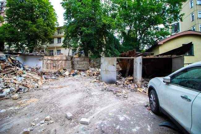 Мощный взрыв на Тургеневской: разрушены три гаража, причина - утечка газа 06