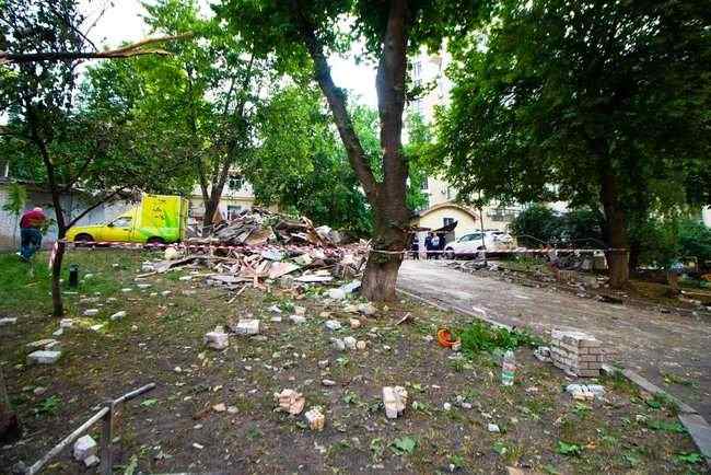 Мощный взрыв на Тургеневской: разрушены три гаража, причина - утечка газа 08