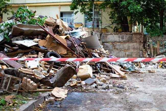 Мощный взрыв на Тургеневской: разрушены три гаража, причина - утечка газа 09