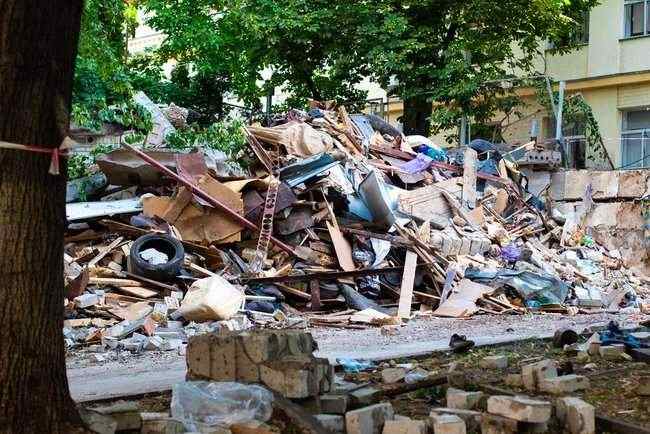 Мощный взрыв на Тургеневской: разрушены три гаража, причина - утечка газа 12