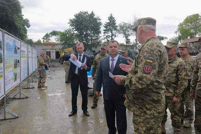 Полторак проинспектировал ход строительства военного городка 128-й ОГШБр на Закарпатье, - Минобороны 01