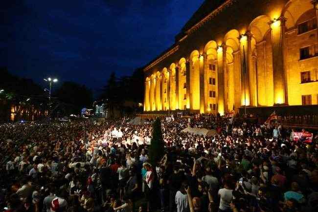 В Тбилиси протестующие штурмовали парламент после выступления там российского депутата 01