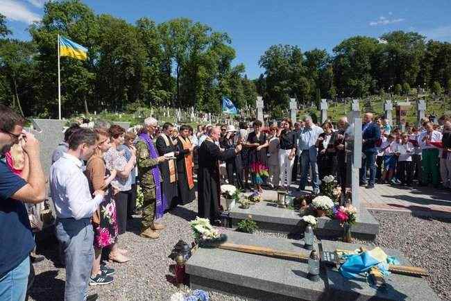 Три года тому назад от пули снайпера на Донбассе погиб солист Парижской оперы, Герой Украины Василий Слипак 01