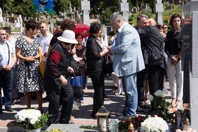 Три года тому назад от пули снайпера на Донбассе погиб солист Парижской оперы, Герой Украины Василий Слипак 03