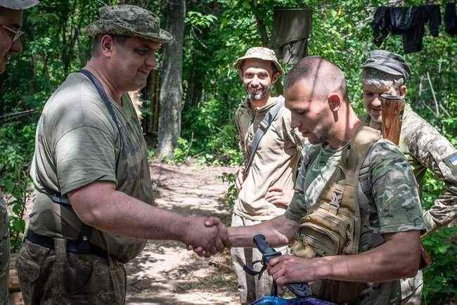 Не дожидаясь орденов: командир 1-го батальона 93 ОМБР наградил лучших бойцов именными ножами 01