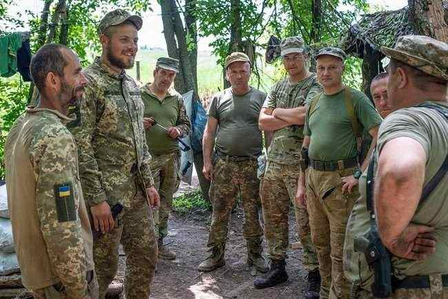 Не дожидаясь орденов: командир 1-го батальона 93 ОМБР наградил лучших бойцов именными ножами 02