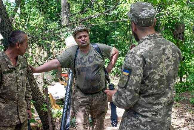 Не дожидаясь орденов: командир 1-го батальона 93 ОМБР наградил лучших бойцов именными ножами 05