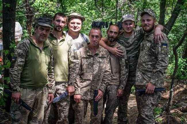 Не дожидаясь орденов: командир 1-го батальона 93 ОМБР наградил лучших бойцов именными ножами 07