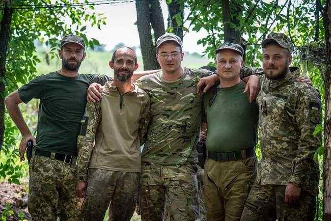 Не дожидаясь орденов: командир 1-го батальона 93 ОМБР наградил лучших бойцов именными ножами 10