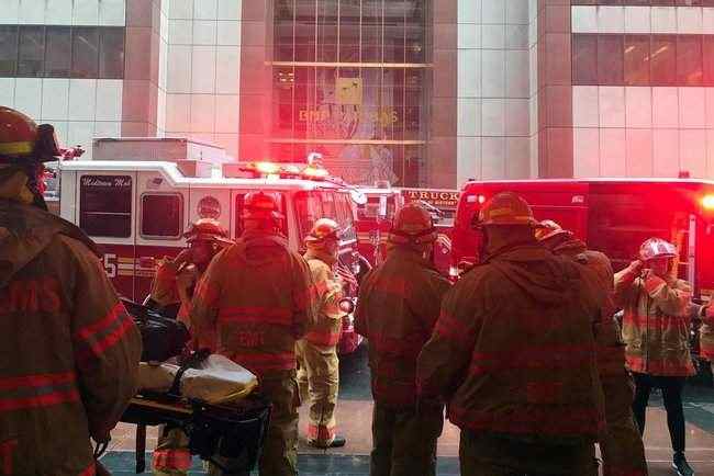 Вертолет упал на крышу небоскреба в Нью-Йорке и загорелся, пилот погиб 04