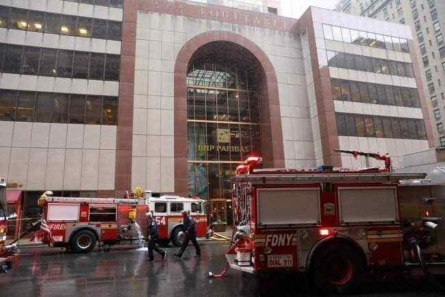 Вертолет упал на крышу небоскреба в Нью-Йорке и загорелся, пилот погиб 05